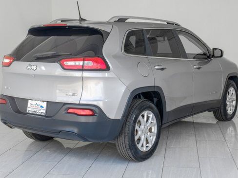 Used 2016 Jeep Cherokee Latitude w/ Cold Weather Group AWD/4WD image 6