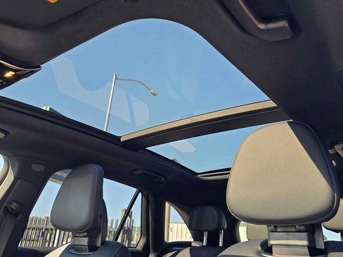 Used 2024 Mercedes-Benz GLC 300 4MATIC image 23