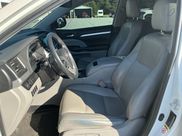 Used 2019 Toyota Highlander XLE FWD image 4