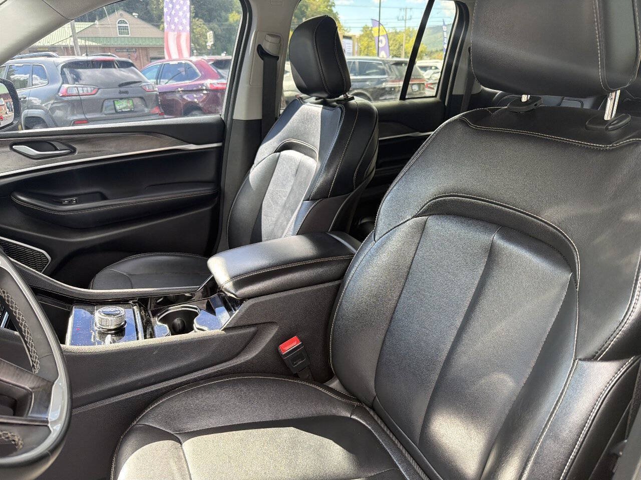 Used 2023 Jeep Grand Cherokee Limited w/ Black Appearance Package AWD/4WD image 19