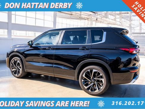 Used 2022 Mitsubishi Outlander SE image 2