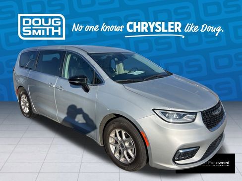 Used 2024 Chrysler Pacifica Touring-L image 7