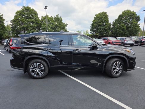 Used 2022 Toyota Highlander XLE AWD/4WD image 27