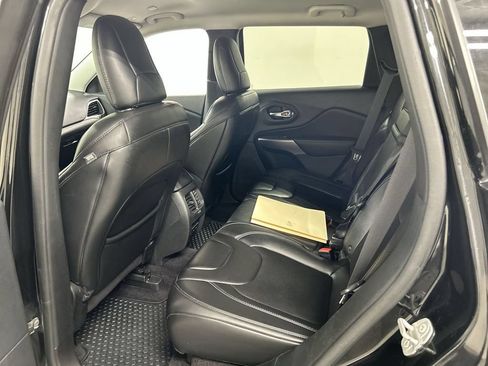 Used 2019 Jeep Cherokee Latitude Plus w/ Cold Weather Group AWD/4WD image 19