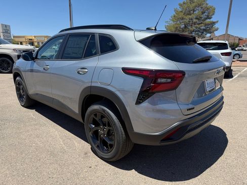 New 2026 Chevrolet Trax LT w/ Midnight Edition FWD image 9