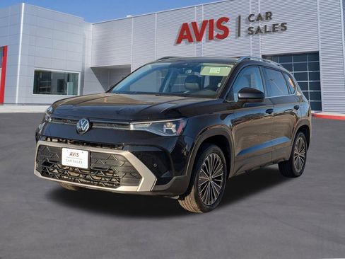 Used 2025 Volkswagen Taos SE image 1