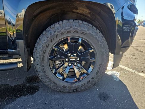 Used 2022 Chevrolet Colorado Z71 w/ Z71 Midnight Edition AWD/4WD image 17