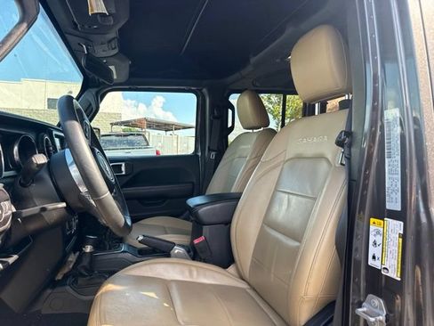 Used 2018 Jeep Wrangler Unlimited Sahara AWD/4WD image 9