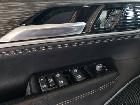 Used 2024 Jeep Wagoneer L Series II RWD image 17