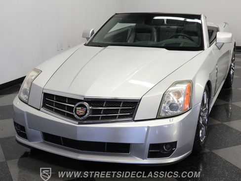 Used 2009 Cadillac XLR image 16