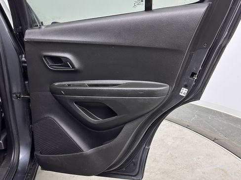 Used 2021 Chevrolet Trax LT AWD/4WD image 25