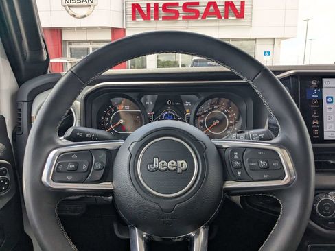 Used 2025 Jeep Wrangler Unlimited Sahara AWD/4WD image 20