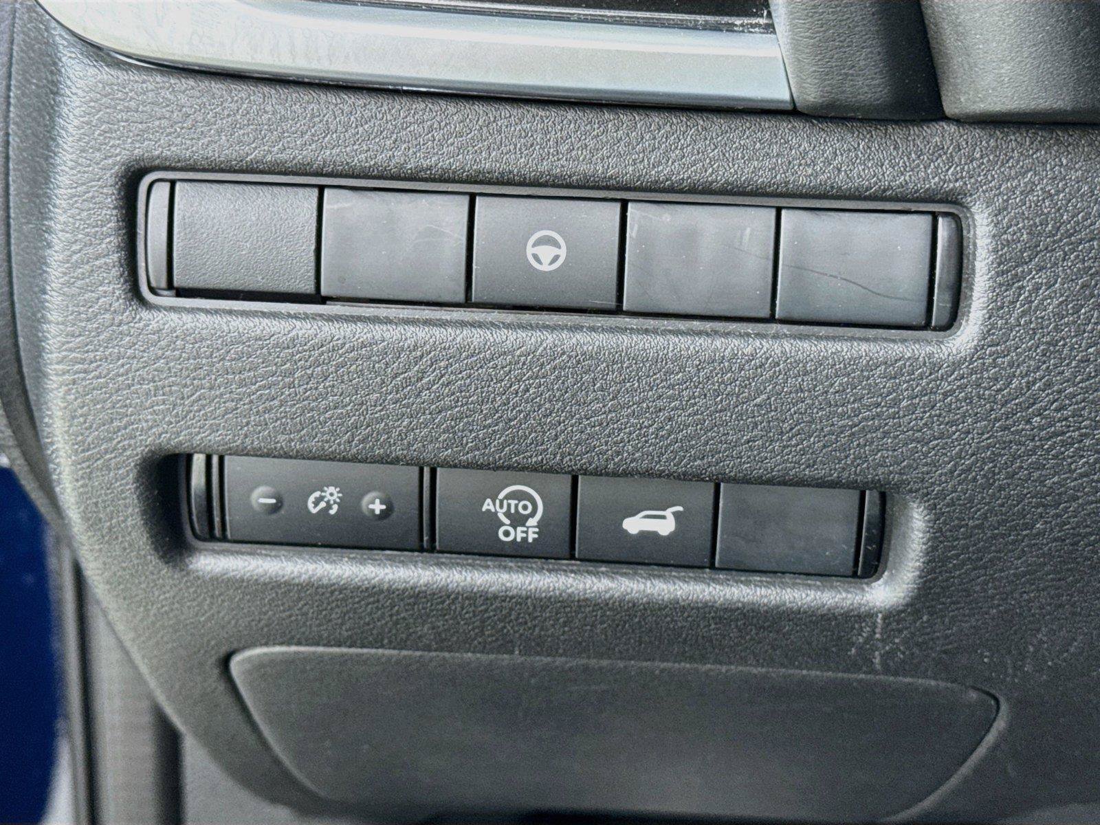 Used 2025 Nissan Rogue SV FWD image 10