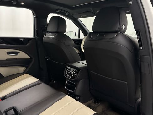 Used 2023 Bentley Bentayga AWD/4WD image 20