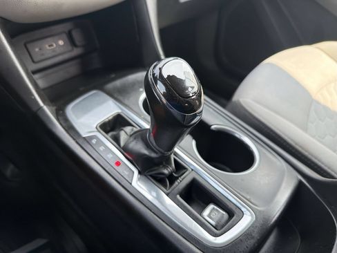 Used 2019 Chevrolet Equinox LT w/ Driver Convenience Package FWD image 32