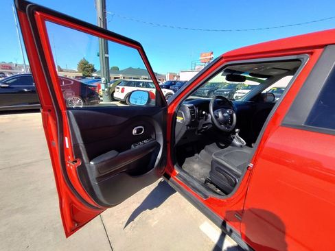 Used 2016 Kia Soul + FWD image 12