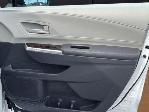 Used 2024 Toyota Sienna LE image 18