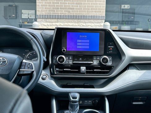 Used 2024 Toyota Highlander XLE FWD image 20