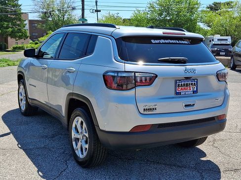 Used 2024 Jeep Compass Latitude AWD/4WD image 4