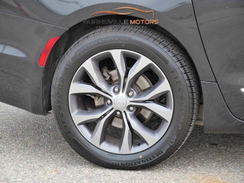 Used 2017 Chrysler Pacifica Limited image 9