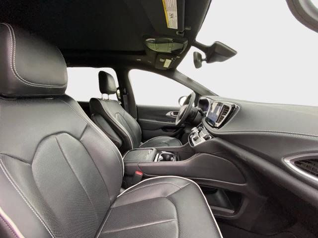 Used 2026 Chrysler Pacifica Limited FWD image 18