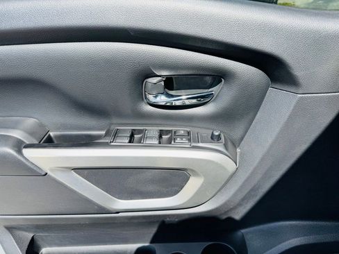 Used 2019 Nissan Titan SV image 9