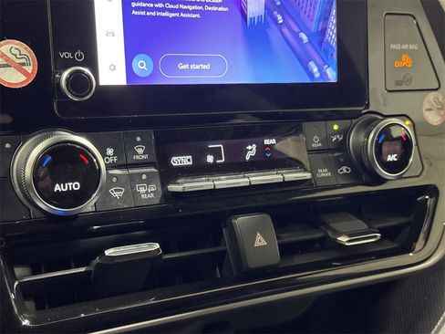 Used 2024 Toyota Highlander XLE image 15