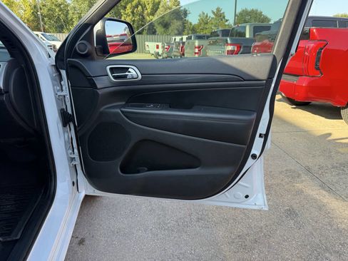 Used 2020 Jeep Grand Cherokee Altitude RWD image 11