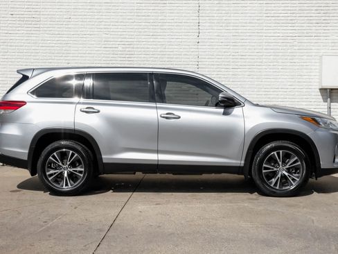 Used 2019 Toyota Highlander LE image 6