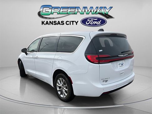 Used 2023 Chrysler Pacifica Touring-L image 5