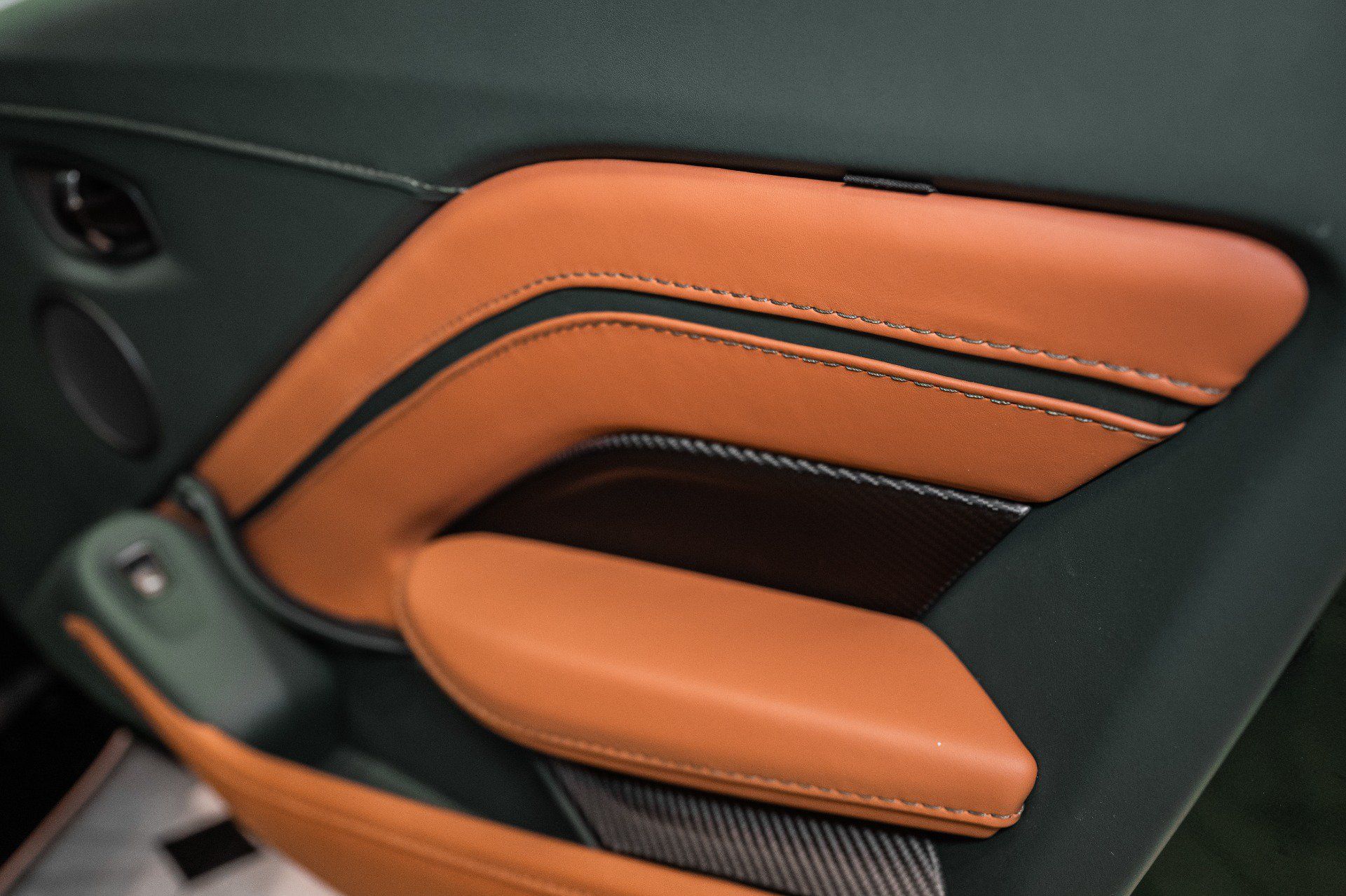Used 2023 Aston Martin V12 Vantage Roadster RWD image 38