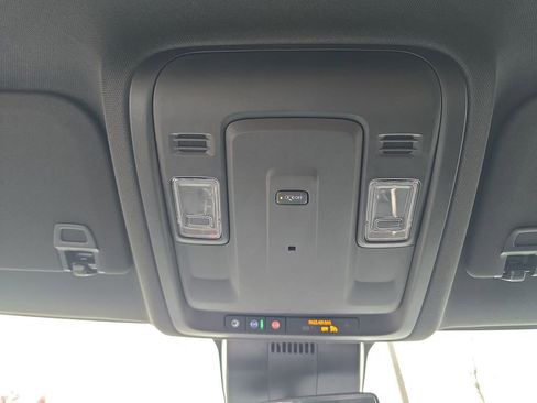 Used 2024 GMC Yukon XL SLE image 21