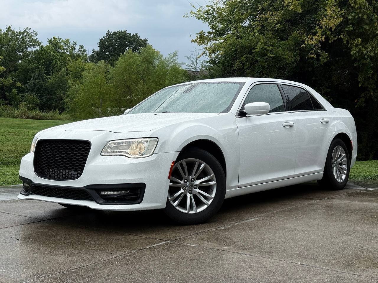 Used 2020 Chrysler 300 Touring w/ Driver Convenience Group RWD image 1