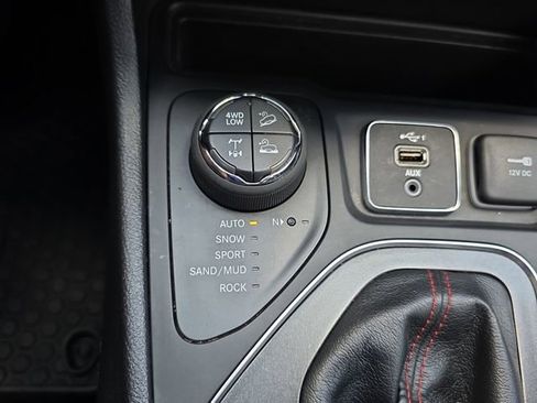 Used 2021 Jeep Cherokee Trailhawk AWD/4WD image 24