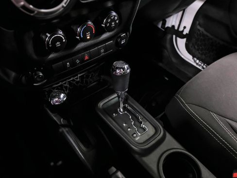 Used 2018 Jeep Wrangler Sahara w/ Connectivity Group AWD/4WD image 16