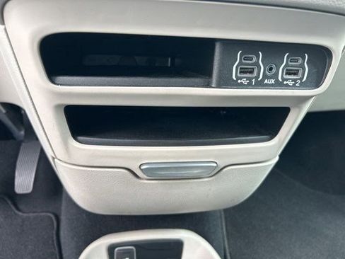 Used 2023 Chrysler Pacifica Touring-L FWD image 34