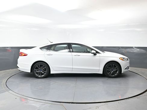 Used 2018 Ford Fusion SE w/ Equipment Group 201A FWD image 2