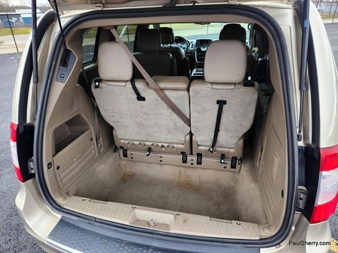 Used 2014 Chrysler Town & Country Touring image 22