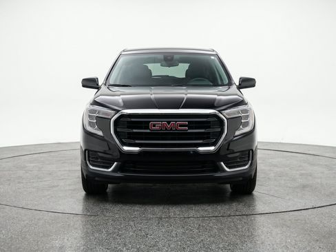 Used 2024 GMC Terrain SLE FWD image 2