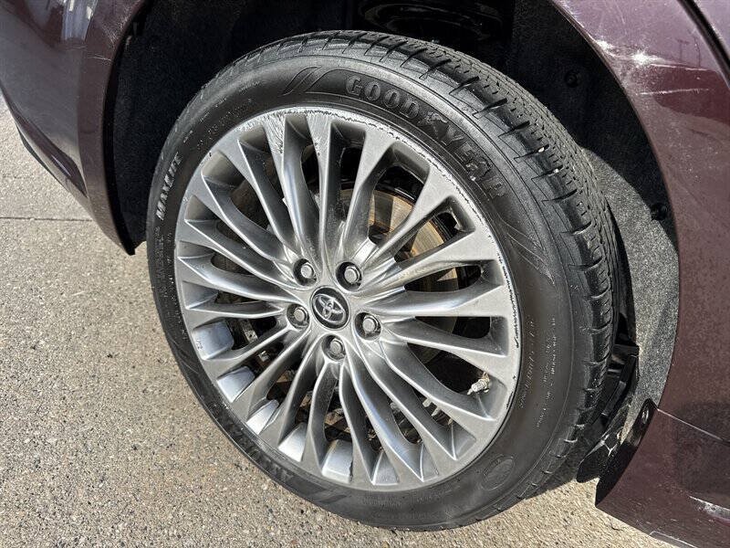 Used 2016 Toyota Avalon Limited w/ Toyota Safety Sense Package FWD image 14