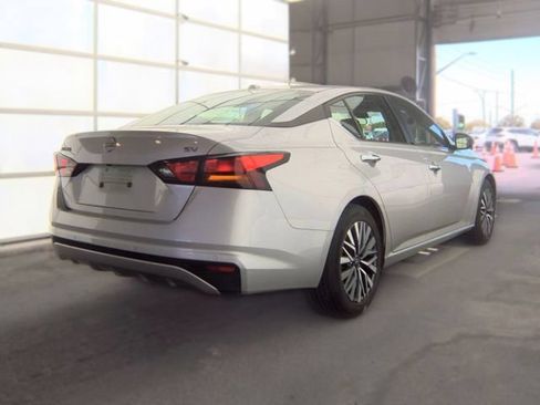 Used 2024 Nissan Altima 2.5 SV FWD image 3