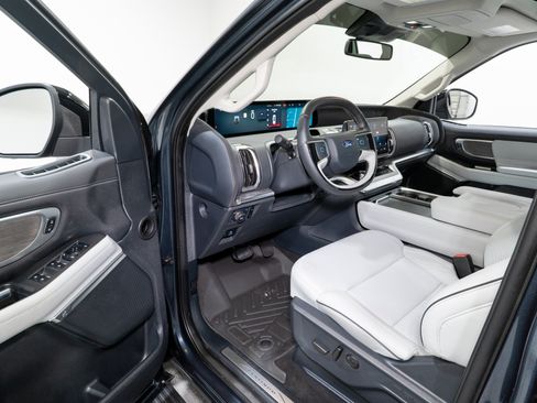 Used 2025 Ford Expedition Platinum w/ Platinum Ultimate Package AWD/4WD image 13