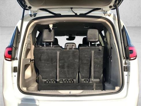 Used 2022 Chrysler Pacifica Touring-L FWD image 18