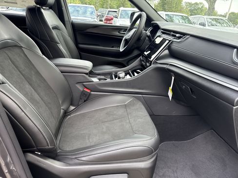 New 2025 Jeep Grand Cherokee Altitude image 14