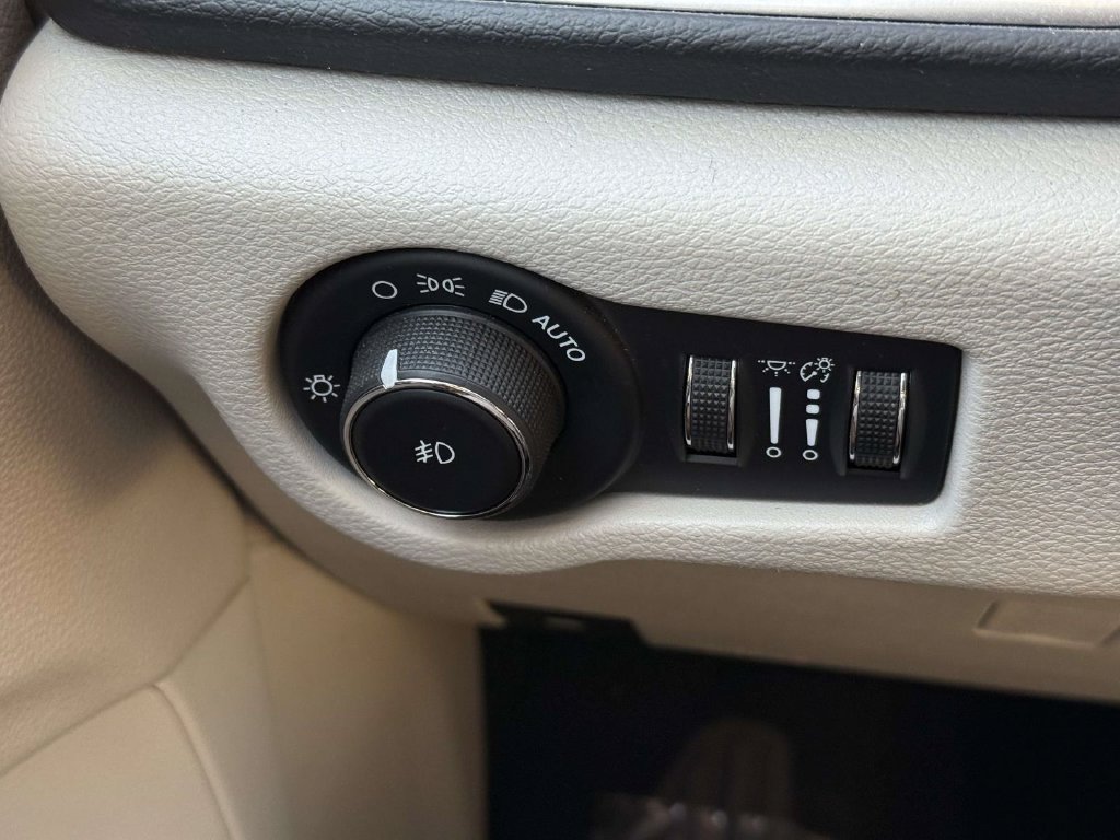 Used 2018 Chrysler Pacifica Touring-L Plus w/ Tire & Wheel Group FWD image 27