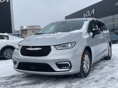 Used 2024 Chrysler Pacifica Touring-L image 8
