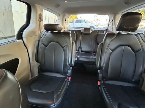 Used 2024 Chrysler Pacifica Touring-L image 13