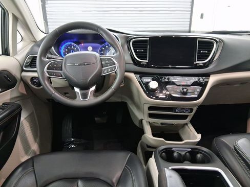 Used 2023 Chrysler Pacifica Touring-L image 4