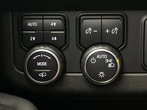 Used 2022 Chevrolet Tahoe Z71 w/ Z71 Off-Road Package AWD/4WD image 26