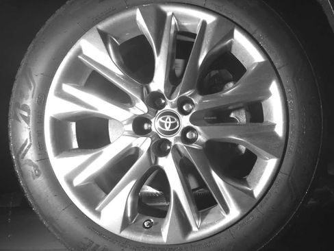 Used 2024 Toyota Highlander Limited image 11